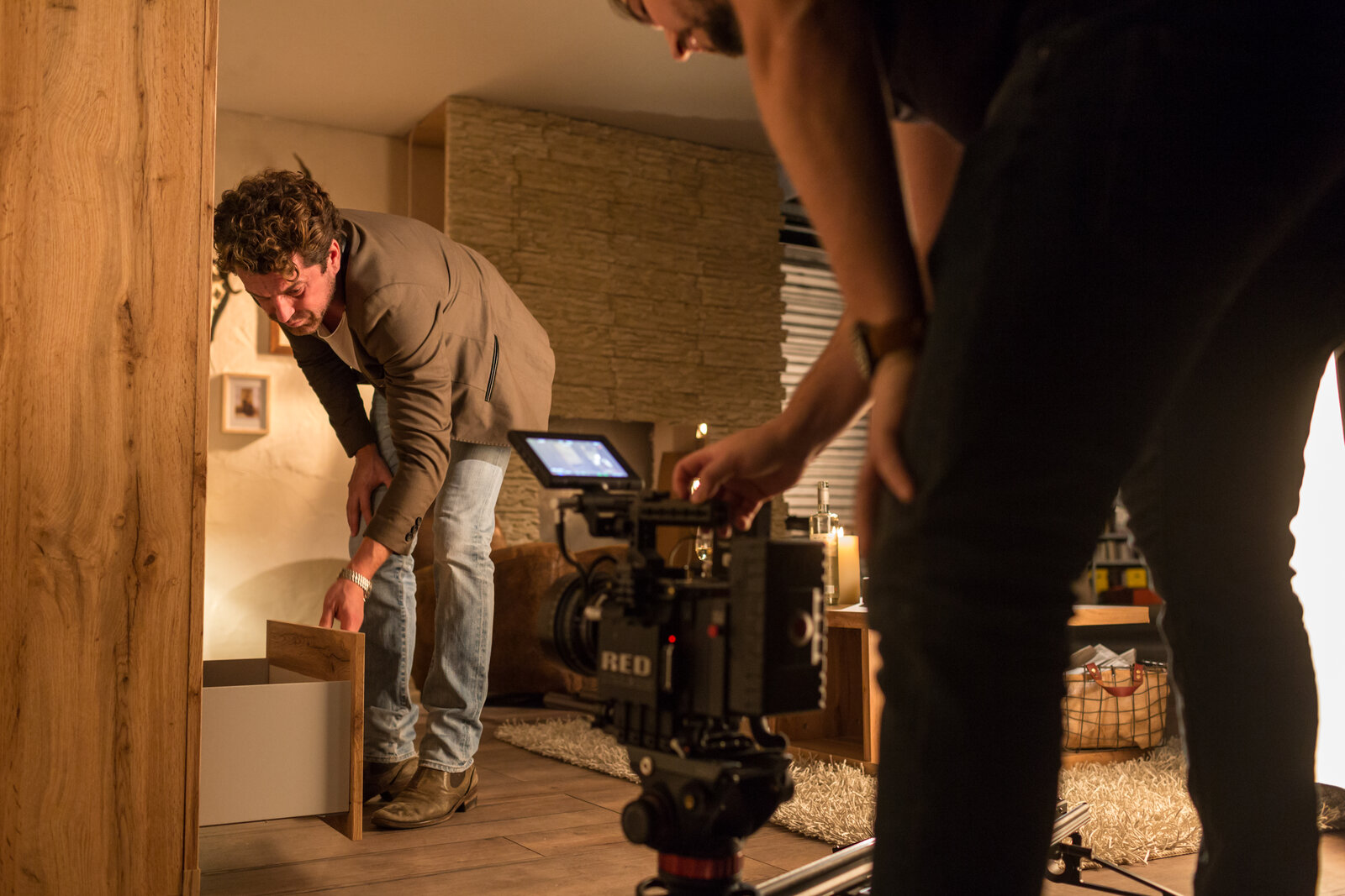 Studio Setbau Wohnzimmer Kulisse für den CS Schmal Möbelhersteller Imagefilm, komplette Kulissenproduktion durch Setbauer und Innenarchitekten