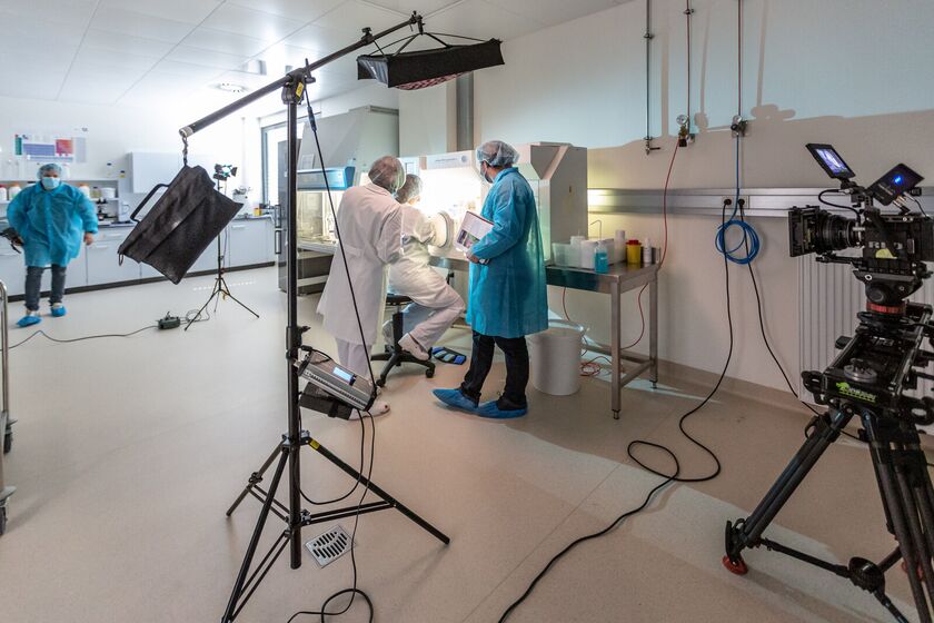 Blau akzentuiertes Lichtsetup beim Pharma Imagefilm Dreh in Saarbrücken bei Lactopia, neutralweiße LED Panels und blau gefilterte Edge Lights