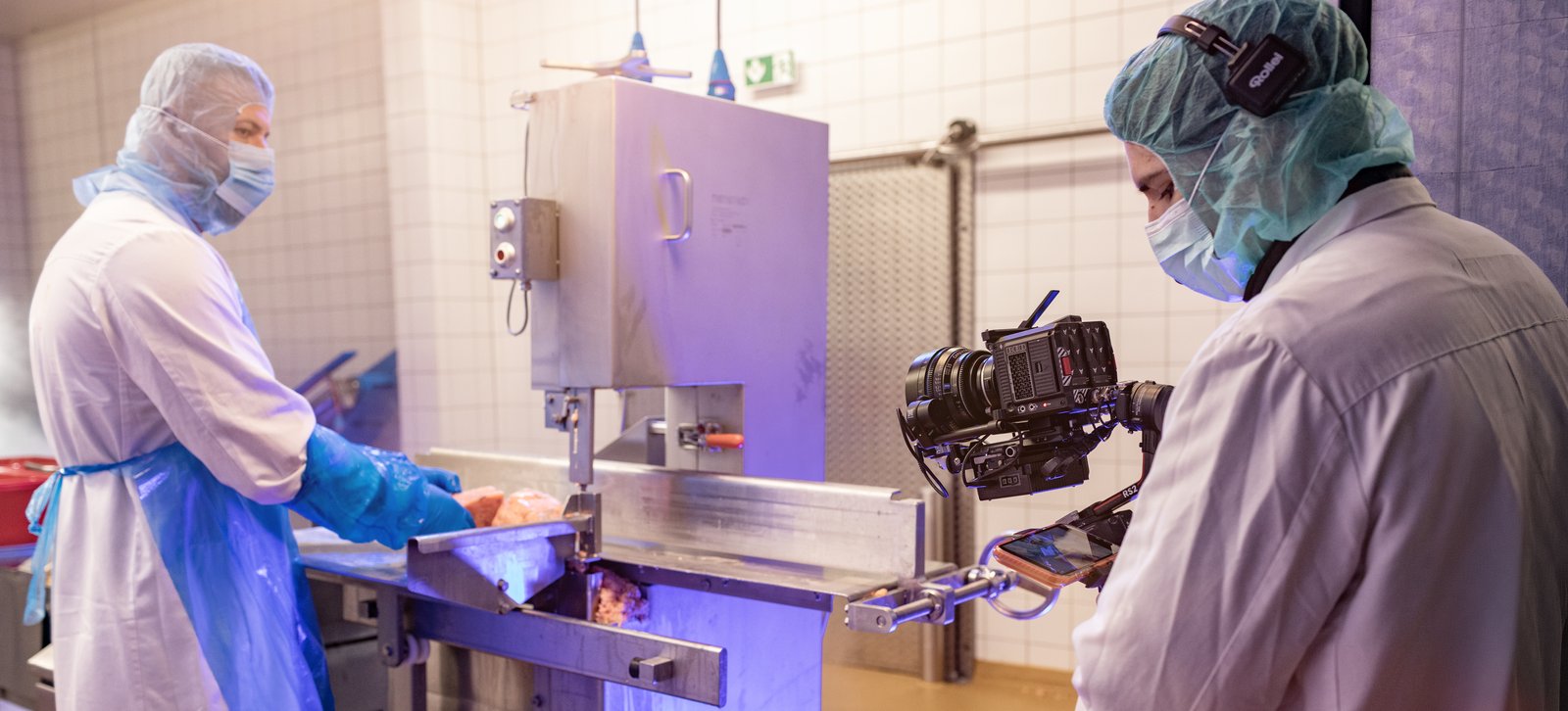 Simo in Merzig, ein Drehtag in der Fischverarbeitung mit Foto und Cinema parallel