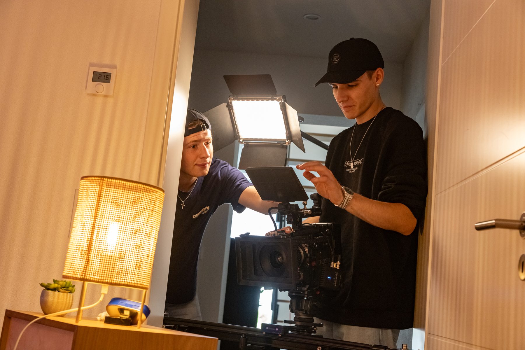 Cinema Kamera bei einer Detailaufnahme am Nachttisch mit warmem Licht im LunaSol Werbespot