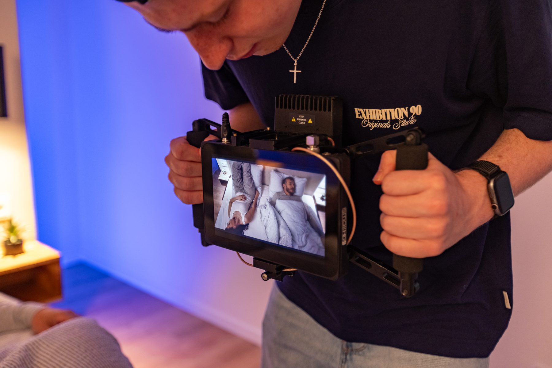 Kameramann führt die Kamera handgehalten neben der Nachttischlampe im LunaSol Werbespot Set