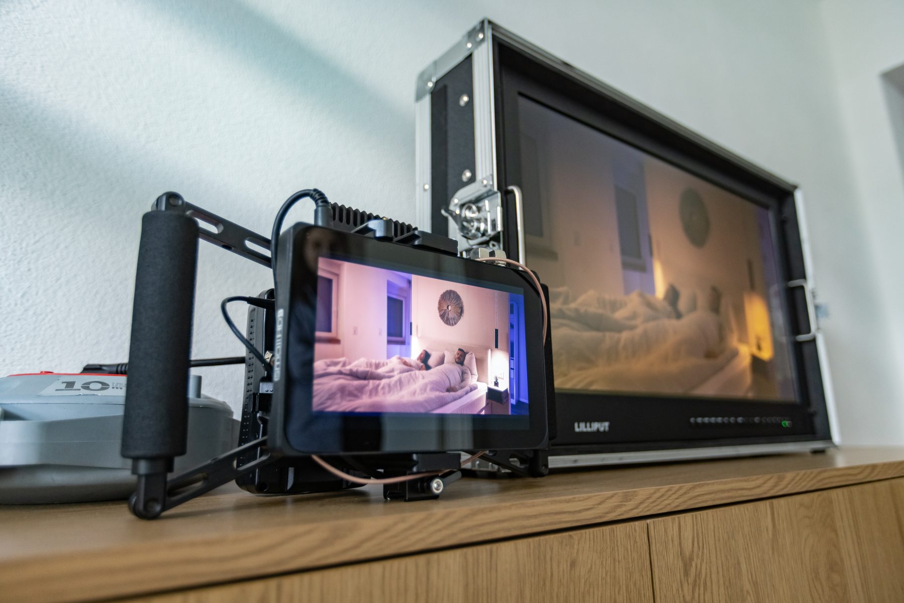 Großer Kontrollmonitor am Set des LunaSol Werbespots zeigt die Schlafzimmer Szene, Bildkontrolle direkt beim Dreh in Heusweiler