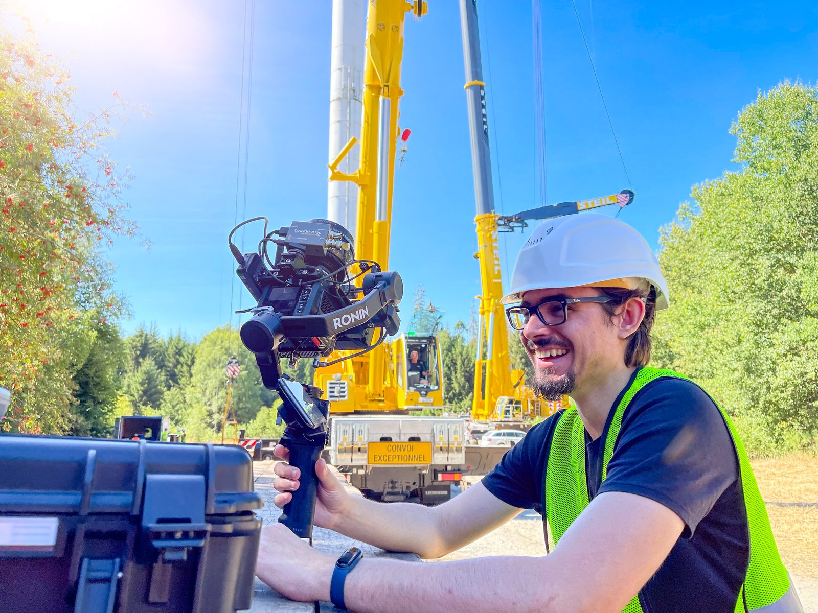 Making of beim Casar Industrieimagefilm in Kirkel, Kameramann mit Ronin Gimbal und Helm während des zweiten Drehtags auf der Windkraftbaustelle im Saarland