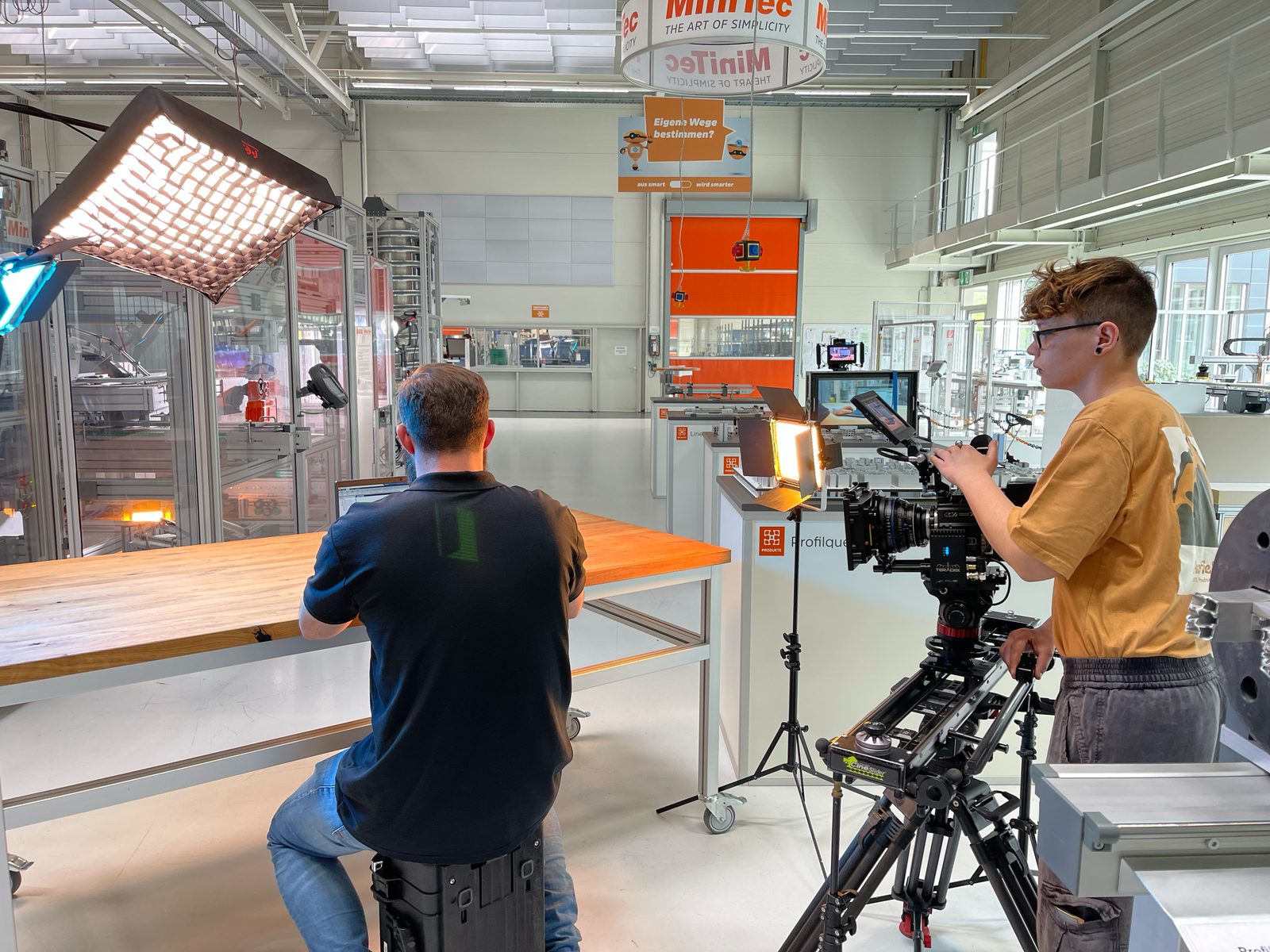 Making of beim MiniTec Imagefilm in Schönenberg Kübelberg, Cinema Setup im Showroom unter dem The Art of Simplicity Banner mit LED Panel und Cinema Kamera