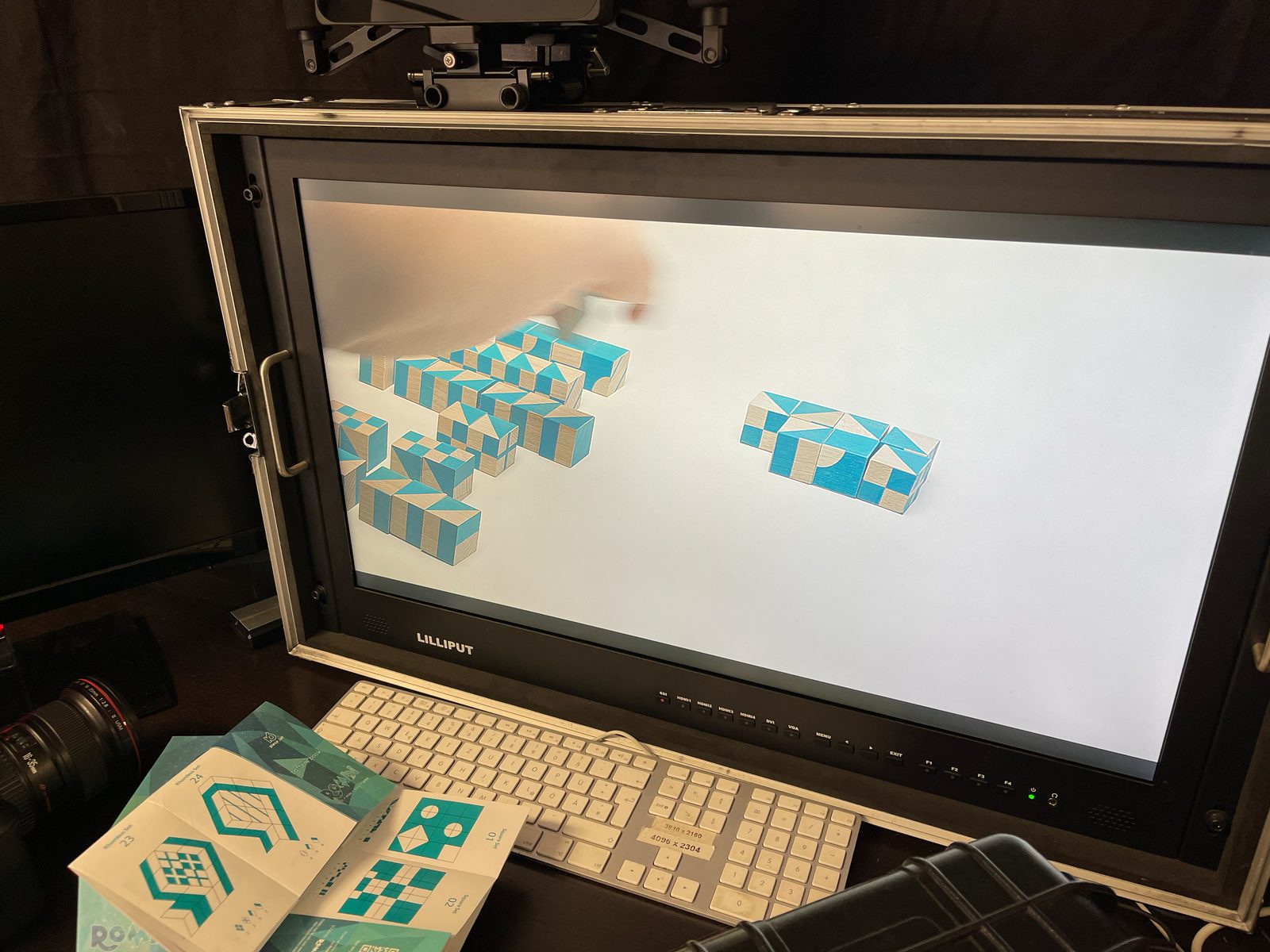 Lilliput Monitor im Studio zeigt das aktuelle Stop Motion Frame der Romben mit ROMBI Verpackungen im Vordergrund, ferngesteuerter Aufnahmeworkflow
