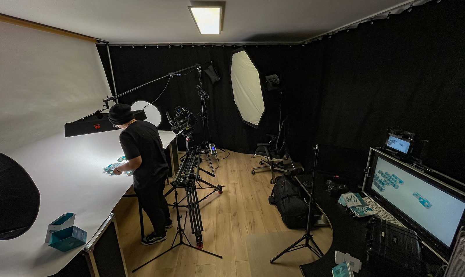 Studio Setup im imagefilme.com Studio in Ensdorf während des Stop Motion Drehs für den ROMBI TV Werbespot, Lichtsetzung mit Octabox und Reflektoren